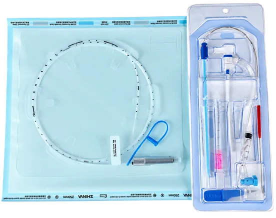 Kit de accesorios endovenoso con fibra radial y componentes de vaina introductora en su empaque